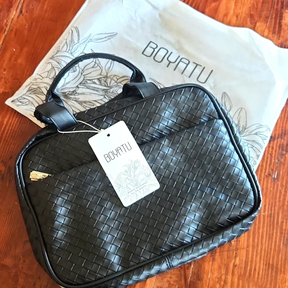 Boyatu Black Make up travel Bag โ NWT โ Woven Leather โ Silver Hardware โ Classy - Picture 1 of 15
